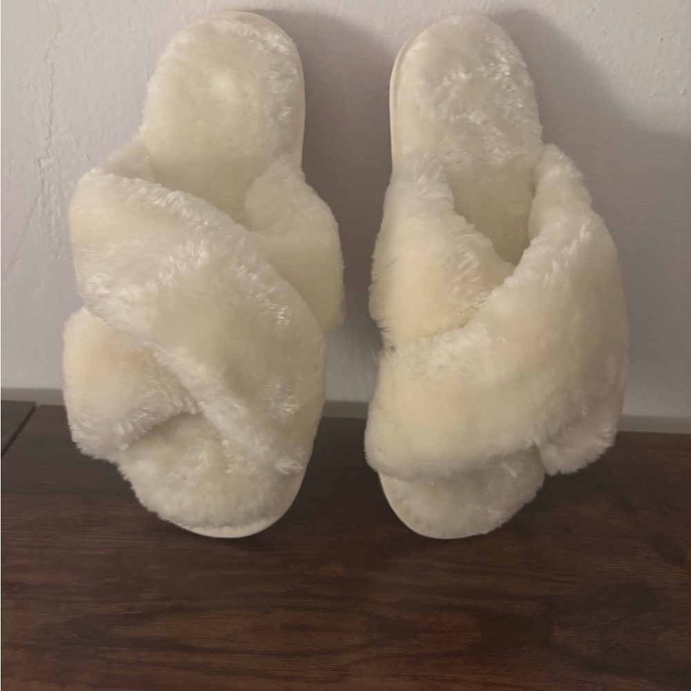 Cozy Cream Women's Fuzzy Slippers (New)
